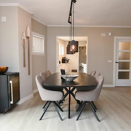 Stylish 3br In Apartment *